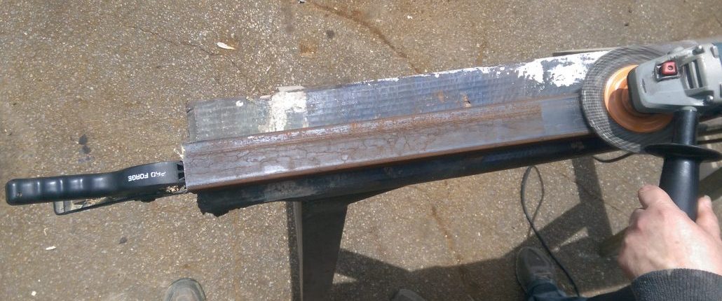 Préparation d'une pièce de métal pour la fabrication d'un meuble en bois et métal par L'Ébénisterie de Lanaudière
