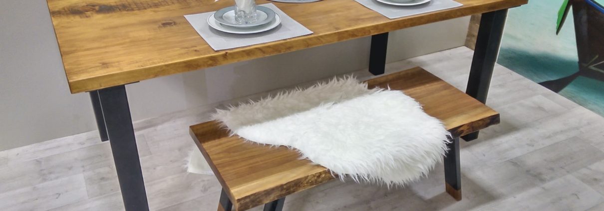 Table de cuisine rustika en bois métal sur mesure patte acier peint noir, plateau de table en pin massif rustique par L'Ébénisterie de Lanaudière