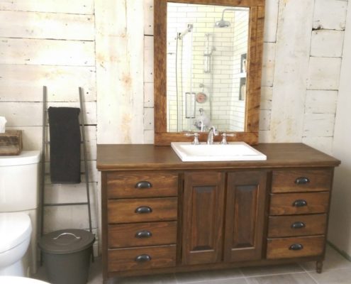 Meuble de salle de bain vanité rustique en bois massif fabriquer sur mesure par L'Ébénisterie de Lanaudière, avec miroie en bois de grange