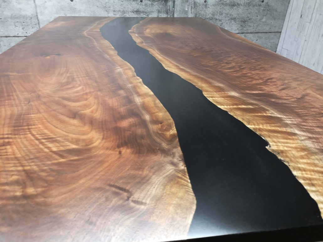 Plateau de table en bois massif et époxy et noyer noir fabriquer sur mesure par l'ébénisterie de lanaudiere